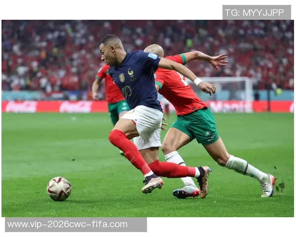 足球战术解析中锋角色的重要性与发展趋势探讨 足球战术解析中锋角色的重要性与发展趋势探讨