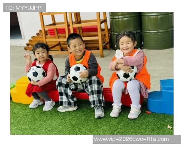 足球宝贝激情四射热舞瞬间展现魅力与活力的完美结合 足球宝贝激情四射热舞瞬间展现魅力与活力的完美结合